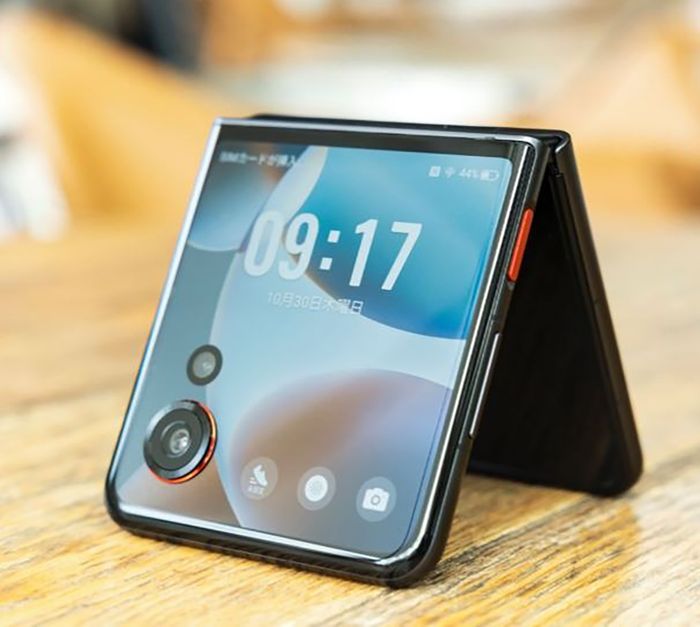 Điện thoại trang bị màn hình phụ 4 inch khá lớn