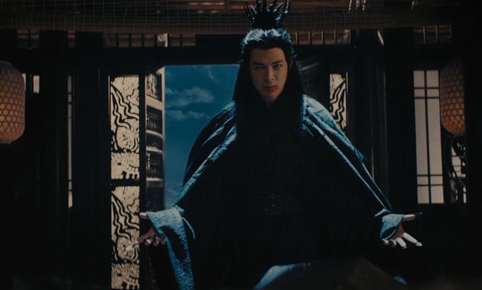 Anh Tú Atus toát lên thần thái lạnh lùng, tàn nhẫn.