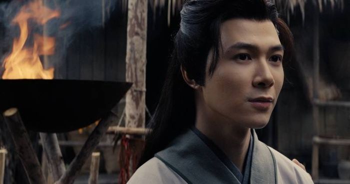 Thân Đức lớn lên với những bi kịch và bất hạnh xuất phát từ chính dòng máu và xuất thân của mình.