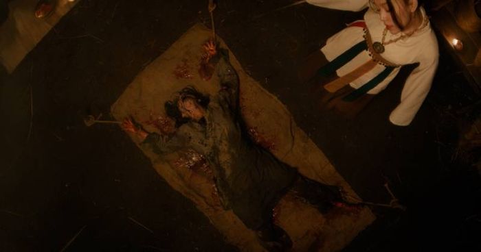 Các nghi thức trừ tà cũng được thể hiện rõ nét trong từng cảnh quay.