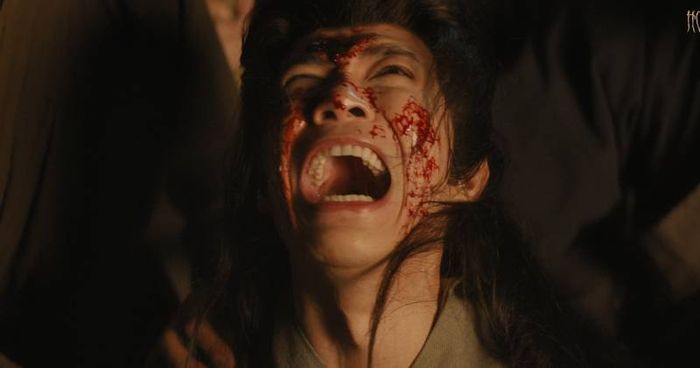 Máu me chân thực đến mức khiến người xem phải rợn người.