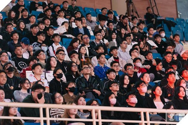Khán giả tại Cung Điền kinh Mỹ Đình chăm chú theo dõi từng pha thi đấu của các đội tuyển.