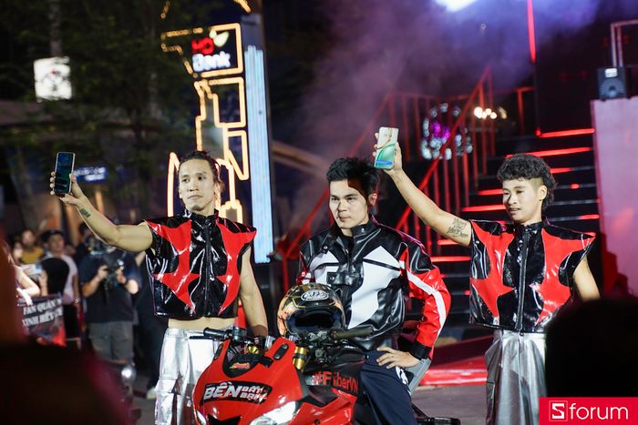 Tiết mục biểu diễn tại sự kiện đã thu hút sự chú ý của tất cả mọi người, tạo nên không khí hứng khởi và đầy cảm xúc.