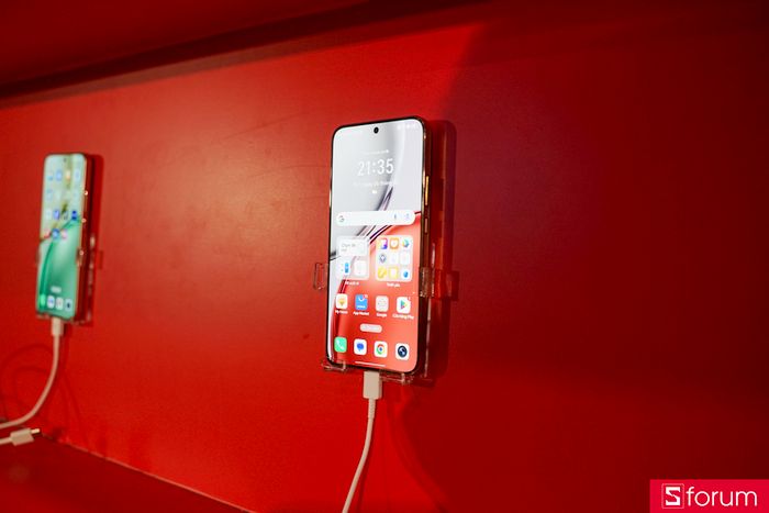 Điện thoại HONOR X9d 5G được trưng bày nổi bật tại sự kiện, thu hút sự chú ý của mọi người ngay từ cái nhìn đầu tiên.