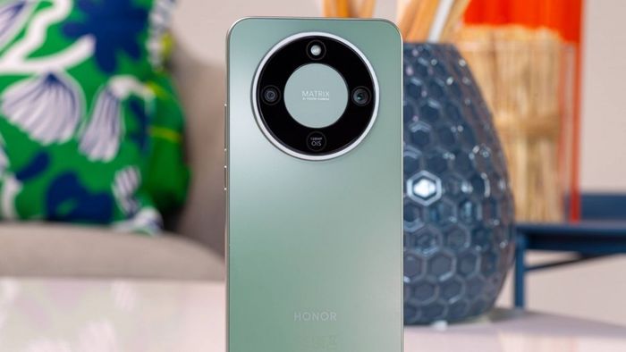HONOR Magic8 Lite với viên pin khổng lồ 7,500 mAh, độ mỏng chỉ 7.76mm và trọng lượng 189g là một lựa chọn đáng chú ý.
