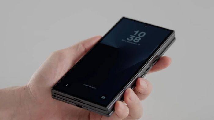 Galaxy Z TriFold sở hữu cảm biến vân tay điện dung bên cạnh, với bề rộng chỉ 1.65mm, mang lại sự bảo mật trong một thiết kế cực kỳ mỏng.