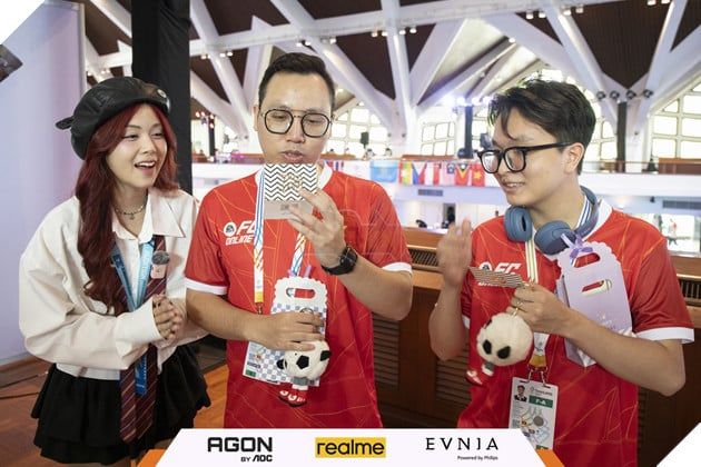 SEA Games 33: Các Tuyển Thủ FC Online Việt Nam Nhận Quà Đặc Biệt Từ Fan 2