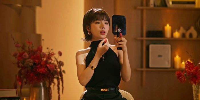 LyLy đảm nhận vai host của một talkshow nổi tiếng