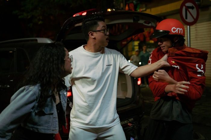 Phim cố gắng nhồi nhét quá nhiều sự kiện ngoài đời thật như vụ tấn công shipper, chạy xe điện và việc sáp nhập tỉnh thành