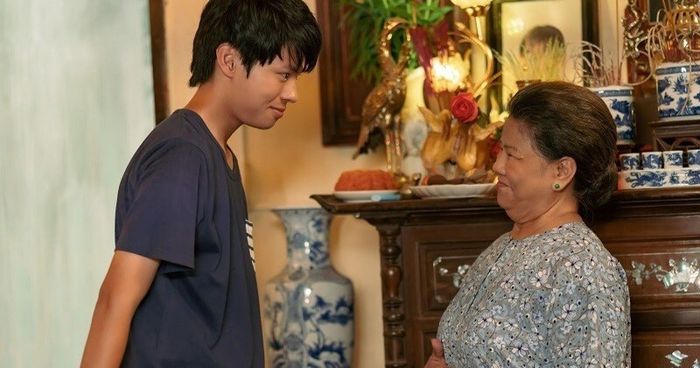 Thế Hệ Kỳ Tích cũng tập trung vào mối quan hệ bà cháu đầy cảm xúc