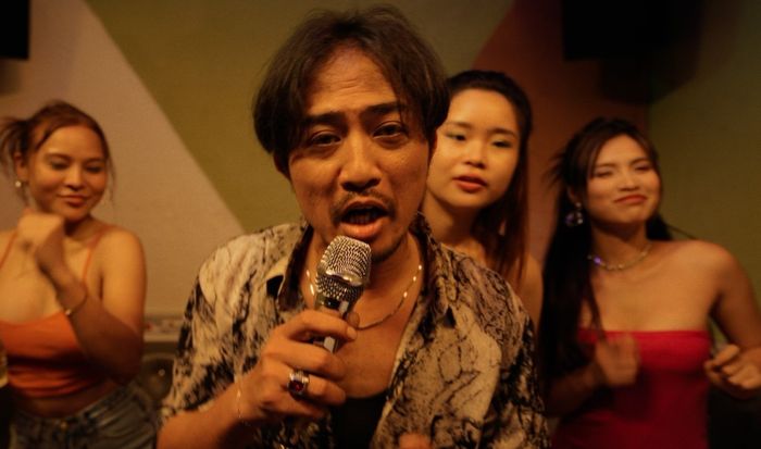 Cảnh đại ca Cường Liều hát karaoke đã trở thành một hiện tượng viral được yêu thích.