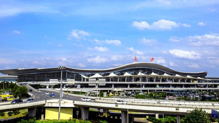 Chuyến bay thuận tiện nhất là đến sân bay Quốc tế Hoàng Hoa Trường Sa, nơi có nhiều hãng hàng không quốc tế phục vụ.