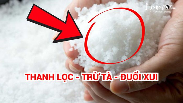 Đặt muối trong nhà giúp xua đuổi xui xẻo cuối năm hiệu quả