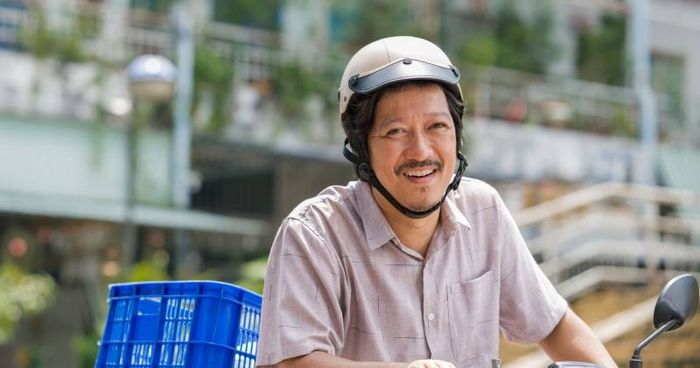 Trường Giang đảm nhận vai người cha trong 'Nhà Ba Tôi Một Phòng', là 'gà trống nuôi con' bằng nghề mắm truyền thống, mang đến một hình ảnh đầy xúc động và chân thực về tình cha con.