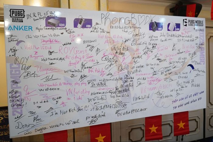 Các fan không quên gửi đến những lời chúc đầy ý nghĩa và động viên đến hai đội tuyển Việt Nam, thể hiện tình cảm sâu sắc và niềm tin vào tương lai.