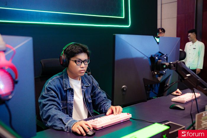 Một người dùng đang trải nghiệm các sản phẩm của ANTGAMER.