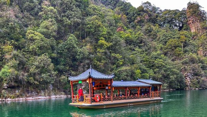 Tham gia chuyến du thuyền trên Hồ Bảo Phong để chiêm ngưỡng khung cảnh thơ mộng và hữu tình.