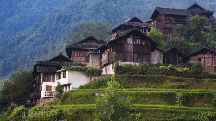 Làng Yingwo với những ngôi nhà gỗ mái đen và những thửa ruộng bậc thang tuyệt đẹp.