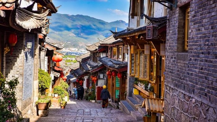 Đi bộ là một cách tuyệt vời để cảm nhận nhịp sống của người dân phố cổ Lệ Giang.