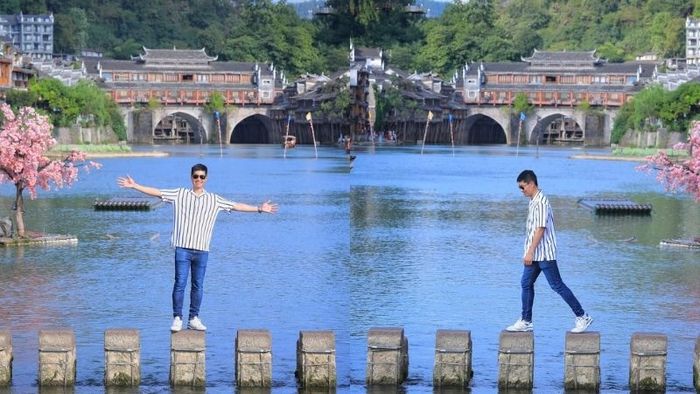 Đi bộ trên sông Đà Giang vào sáng sớm là một trải nghiệm thú vị mà du khách không thể bỏ qua khi đến Phượng Hoàng Cổ Trấn.