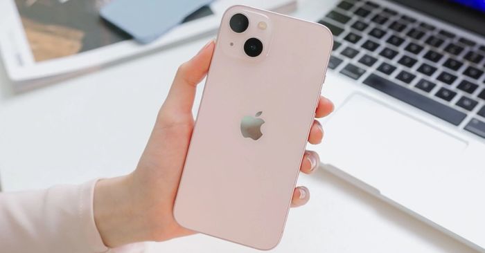 iphone-13-cu-vua-phan-khuc-tam-trung-co-con-dang-mua-2025
