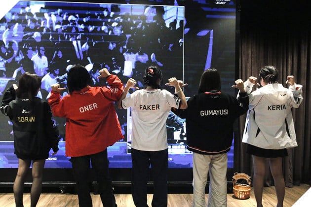 Khó khăn nào cũng không thể ngăn cản được tình cảm của người hâm mộ.