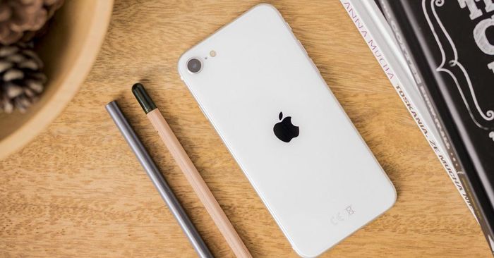 iphone-se-2020-cu-gia-chi-3-trieu-nhung-can-chu-y-den-pin-11