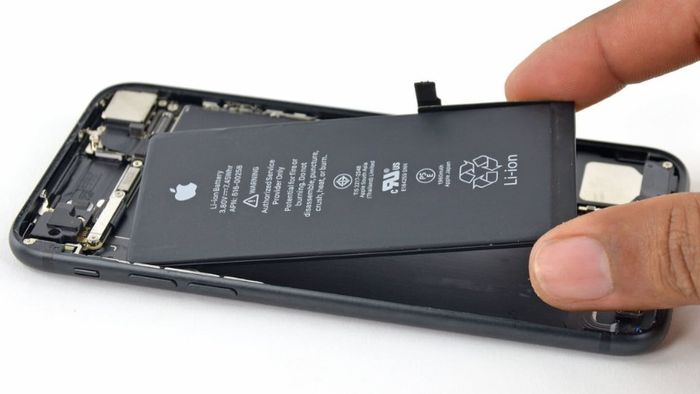 bang-gia-thay-pin-iphone-moi-nhat-2025-va-nhung-luu-y-can-biet-2