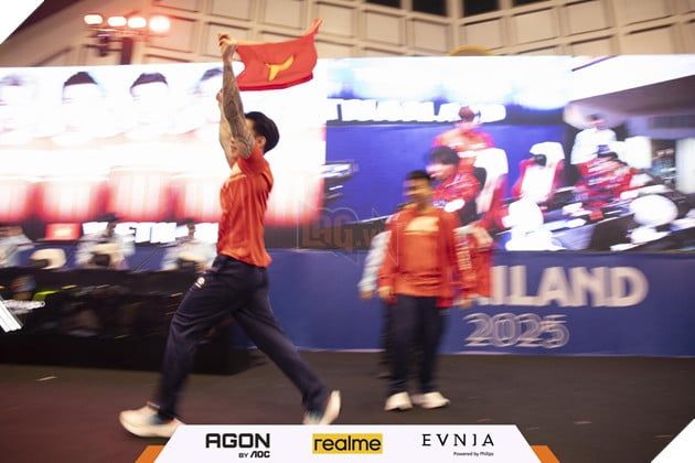 SEA Games 33: Hàng trăm người hâm mộ đổ về theo dõi trận chiến Liên Quân Mobile Việt Nam - Thái Lan
