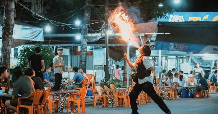 Trong 'Con Kể Ba Nghe', Kiều Minh Tuấn còn thực hiện màn xiếc phun lửa ngay trên đường phố.