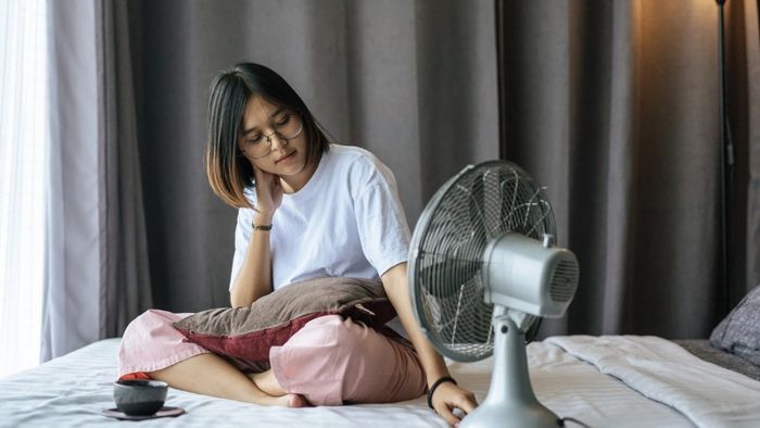 quat-nho-de-giuong-top-mau-quat-em-ai-mat-nhe-dang-sở-hữu-hien-nay-8