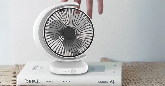 quat-nho-de-giuong-top-mau-quat-em-ai-mat-nhe-dang-sở-hữu-hien-nay-13