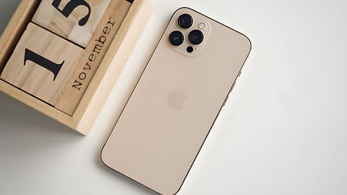 iPhone 12 Pro Max màu nào đẹp nhất? Màu vàng đồng sẽ là một sự lựa chọn tuyệt vời cho bạn.