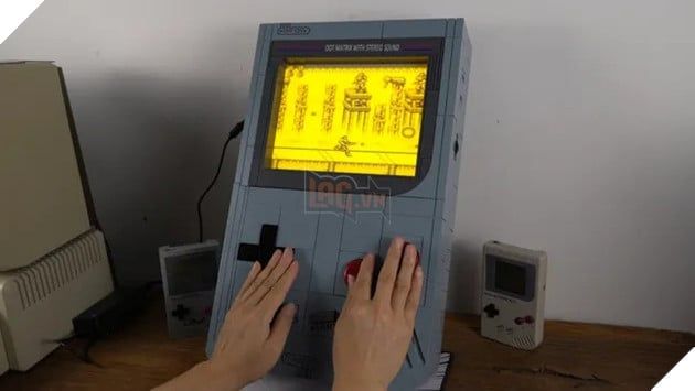 Mô hình Lego Game Boy khổng lồ với màn hình phát quang điện độc đáo