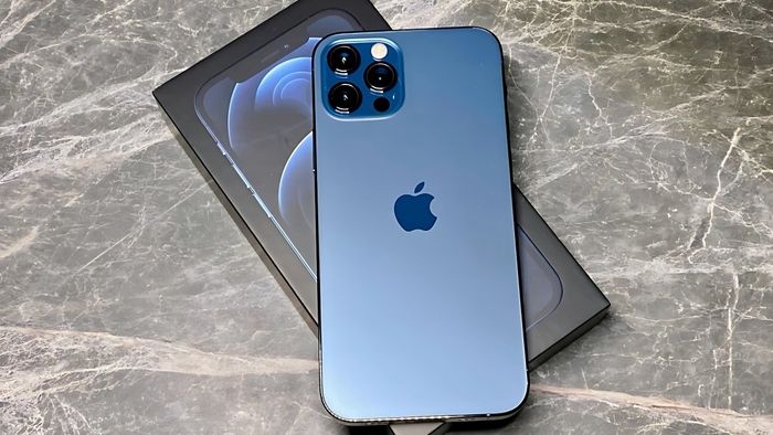 iPhone 12 Pro Max màu nào đẹp nhất? Màu xanh đại dương sẽ là một sự lựa chọn tuyệt vời.