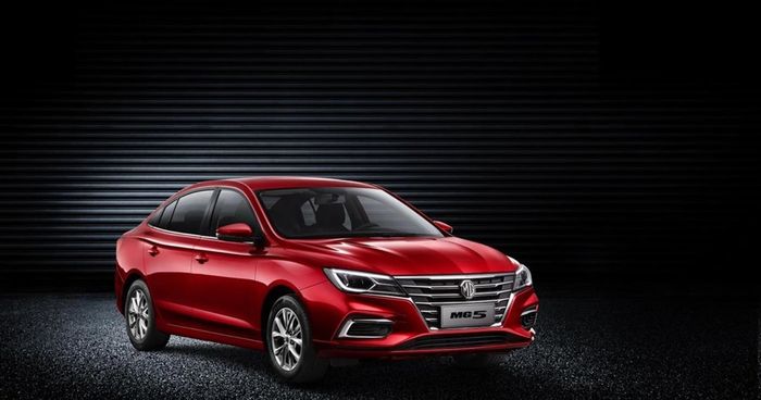 Bên cạnh đó, sự minh bạch từ các tổ chức NCAP cũng đang tạo ra những áp lực tích cực đối với thị trường. Khi các thông tin về mức độ an toàn được công khai rộng rãi, người tiêu dùng bắt đầu chú ý nhiều hơn đến các tính năng như túi khí, hệ thống phanh khẩn cấp tự động hay các công nghệ hỗ trợ lái, thay vì chỉ quan tâm đến giá bán hay kiểu dáng. Điều này buộc các hãng xe, nhất là trong phân khúc phổ thông, phải cân nhắc lại chiến lược tối ưu chi phí và trang bị cho các sản phẩm của mình.