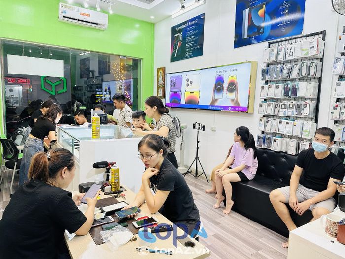 Cửa hàng có sự đa dạng về sản phẩm và cho phép bạn trải nghiệm trực tiếp sẽ giúp bạn có cái nhìn rõ ràng hơn về các thiết bị. Họ cam kết cung cấp các sản phẩm chính hãng, đảm bảo chất lượng và sự hài lòng cho khách hàng.