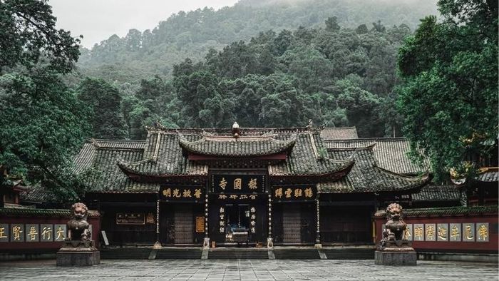 Báo Quốc Tự, một ngôi chùa cổ kính và uy nghi, nằm tại Nga Mi Sơn, là một biểu tượng văn hóa và tôn giáo quan trọng của khu vực.