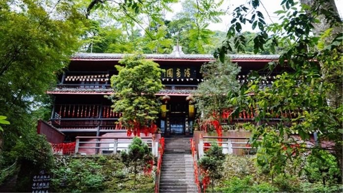 Thanh Âm Các ẩn mình trong bóng núi, tạo nên một không gian thanh tịnh và huyền bí, nơi du khách có thể thư giãn và cảm nhận sự tĩnh lặng của thiên nhiên.