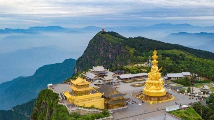 Kim Đỉnh Nga Mi hiện lên rực rỡ trong ánh sáng ban ngày, khi không gian xung quanh được bao phủ bởi mây trời thanh thoát, tạo nên một cảnh sắc lộng lẫy và huyền bí.