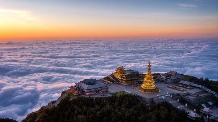 Cảnh quan Nhật xuất và Vân hải siêu thực trên núi Nga Mi