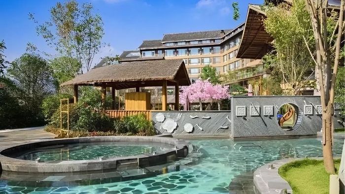 Suối nước nóng tại Nga Mi Sơn, nơi du khách có thể thư giãn và tận hưởng làn nước ấm áp giữa khung cảnh thiên nhiên tươi đẹp (Ảnh: @EmeishanLinxiHotel).