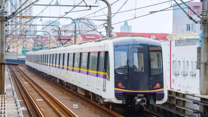 Di chuyển bằng tàu điện ngầm rất thuận tiện và nhanh chóng.