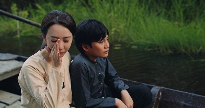 Khi tía má qua đời để lại món nợ khổng lồ, Hai Mến buộc phải đi làm người giúp việc để trang trải.