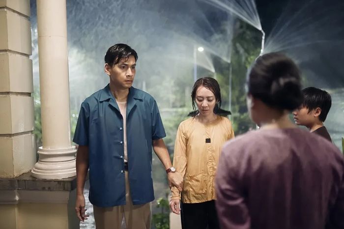 Phim sử dụng lối kể phi tuyến tính, không theo trình tự thời gian thông thường.