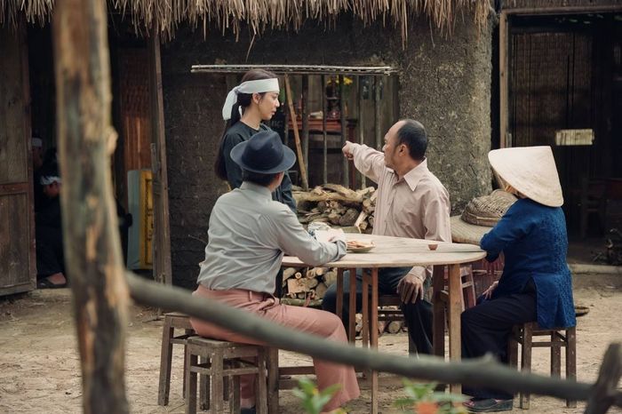 Ngôi nhà tranh vách đất giản dị của gia đình Mến.