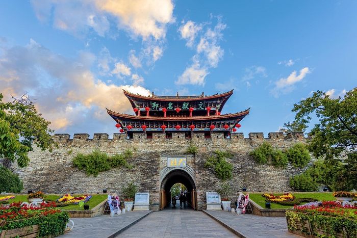 Thành cổ Đại Lý là một điểm đến ấn tượng gần hồ Nhĩ Hải, nơi bạn có thể khám phá lịch sử và vẻ đẹp kiến trúc đặc sắc.