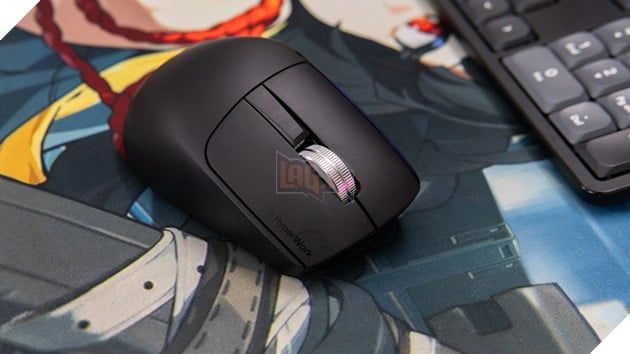 Trải nghiệm HyperWork Macro: Chuột siêu đỉnh với 9 nút, màn hình OLED và di chuyển cực kỳ mượt mà trên mặt kính.