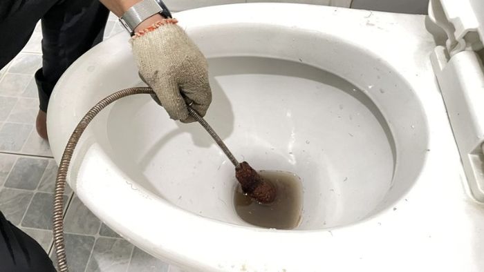 10-cach-thong-tac-bon-cau-tai-nha-don-gian-hieu-qua-va-an-toan-4