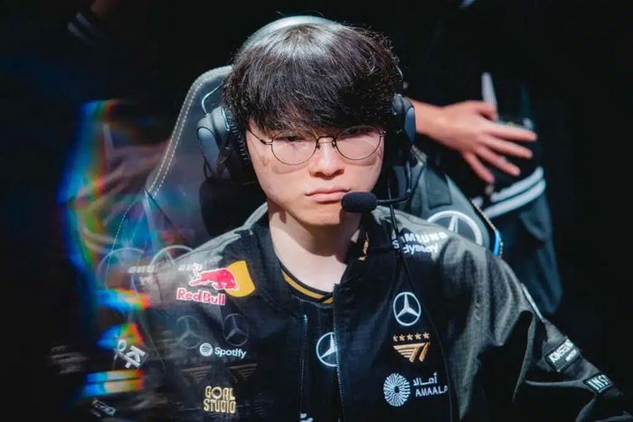 Sau 6 chức vô địch thế giới, Faker đã được Tổng thống Hàn Quốc trao tặng Huân chương Thanh Long, vinh dự tối cao dành cho những cá nhân xuất sắc trong lĩnh vực thể thao của quốc gia.
